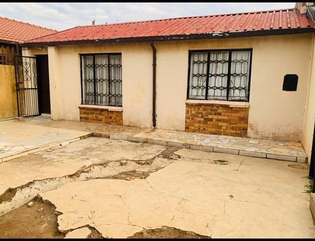 2 BEDROOM FREESTANDING FOR SALE IN TSAKANE EXT 11